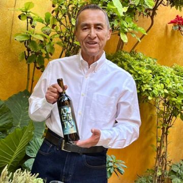 A SUS 69 AÑOS, TERMINÓ SU CARRERA Y CREÓ UN VINO ÚNICO SOLO  PARA AGRADECER A QUIENES CREYERON EN ÉL